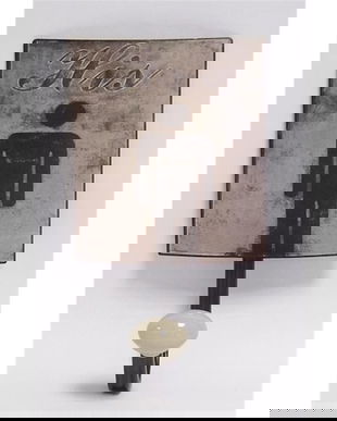 Cuier din metal cu un barbat