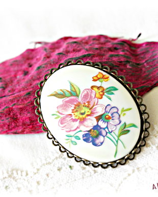 Brosa vintage cu flori roz si violet