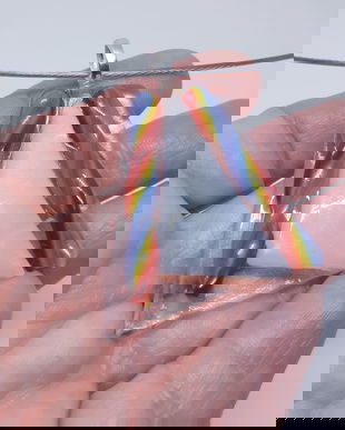 Pandantiv unicat, din sticla fuzionata opalescenta, decorata cu spirale multicolore