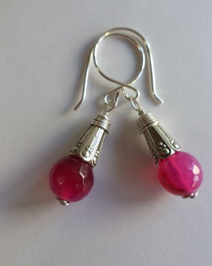 Cercei handmade din sarma si agate fatetate fucsia