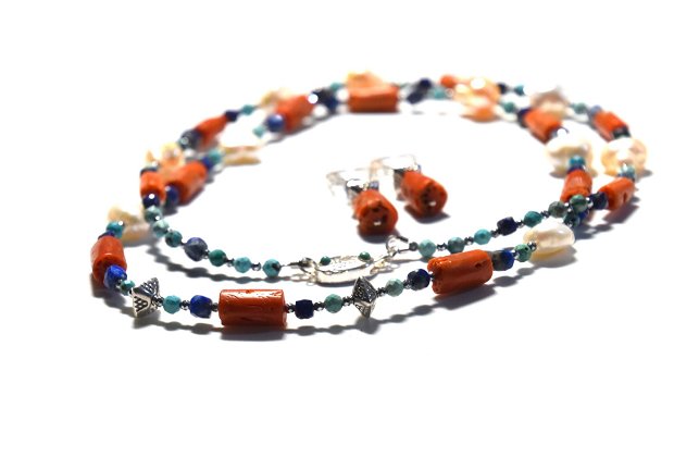 Set de bijuterii  compus din colier lung și cercei din coral natural, perle de cultura, lapis lazuli și turcoaz cu accesorii de  argint 925