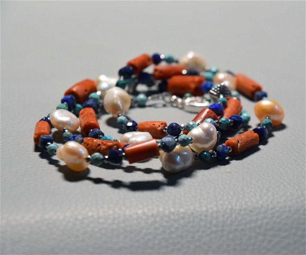 Set de bijuterii  compus din colier lung și cercei din coral natural, perle de cultura, lapis lazuli și turcoaz cu accesorii de  argint 925