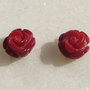 (2 bucati) Trandafiri din coral semigauriti si gravati manual aprox 9.5-10x6 mm