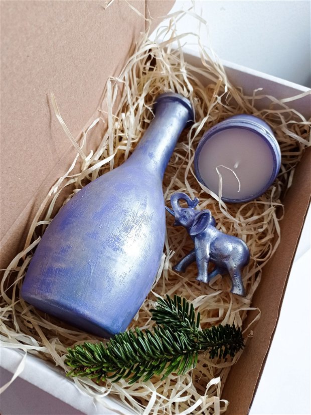 Set Cadou pentru Crăciun cu Vază Sticlă, Lumânare și Statuetă Elefant Feng Shui cu trompa în sus,pictate manual, Mov-Argintiu