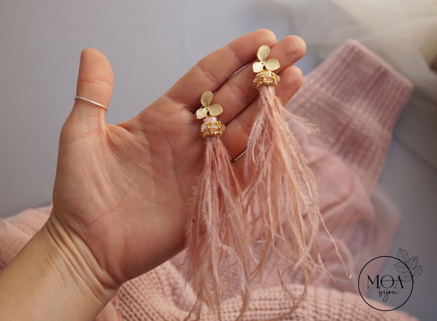 AMA - Cercei cu pene nude si broderie de margele aurii
