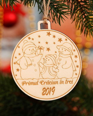Glob din lemn personalizat  Primul Craciun in 3