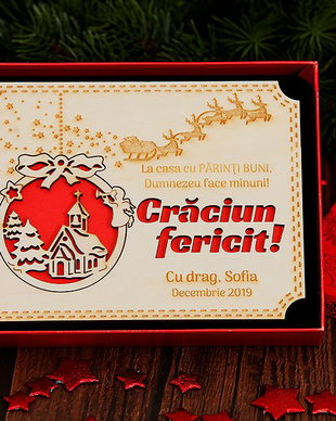 Felicitare lemn "La casa cu parinti buni"