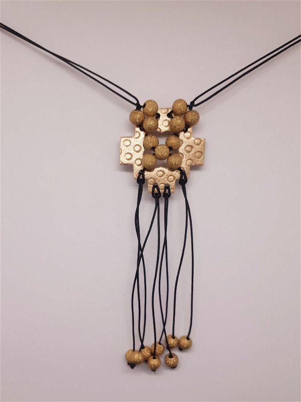 Colier unicat, reglabil, etnic, din bronz texturat cu perle metalice si fire textile negre