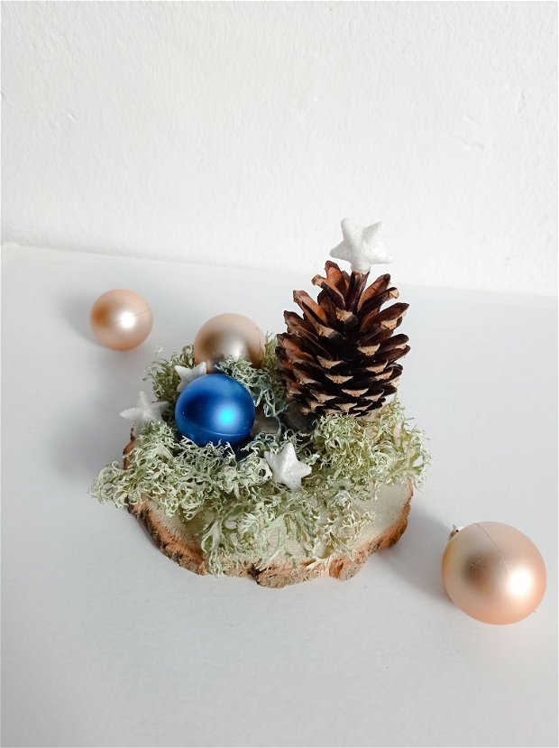 Decorațiune Crăciun realizată pe Felie de Lemn,accesorizată cu Licheni Naturali Verde Aqua,Globuri, Steluțe Albe și Con Brad,Albastru și Roz Pudră 11-11 cm