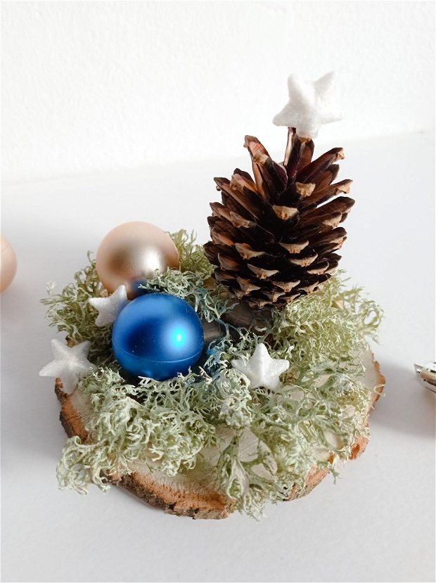 Decorațiune Crăciun realizată pe Felie de Lemn,accesorizată cu Licheni Naturali Verde Aqua,Globuri, Steluțe Albe și Con Brad,Albastru și Roz Pudră 11-11 cm