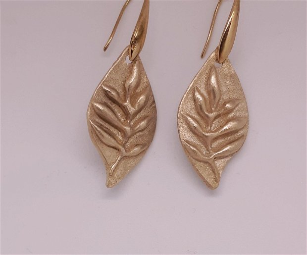 Cercei de autor, din bronz auriu, in forma de frunza texturata