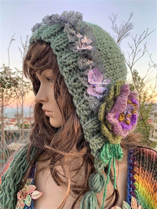 Caciula tricotata cu aplicatii florale Boho Feelings