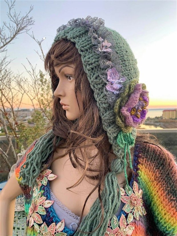 Caciula tricotata cu aplicatii florale Boho Feelings
