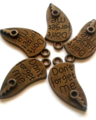 Charm metalic jumate de inima cu cheie DON T FORGET ME bronz