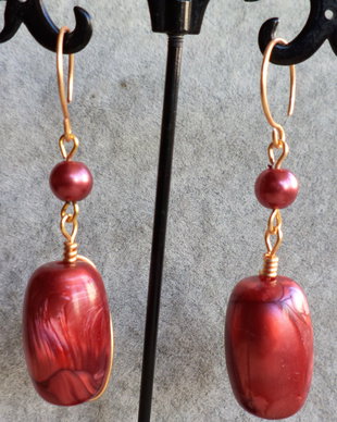 Cercei handmade din sarma,perle din sticla si margele acrilice supradimensionate