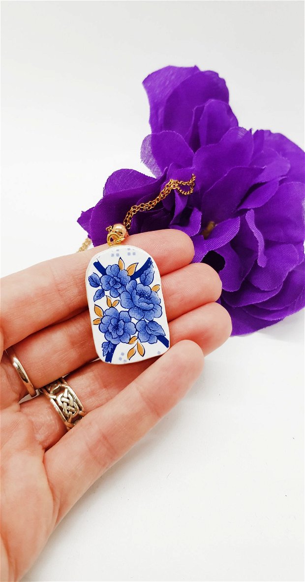 Pandantiv "Trandafir albastru" dintr-un ciob de portelan pe colier din inox auriu