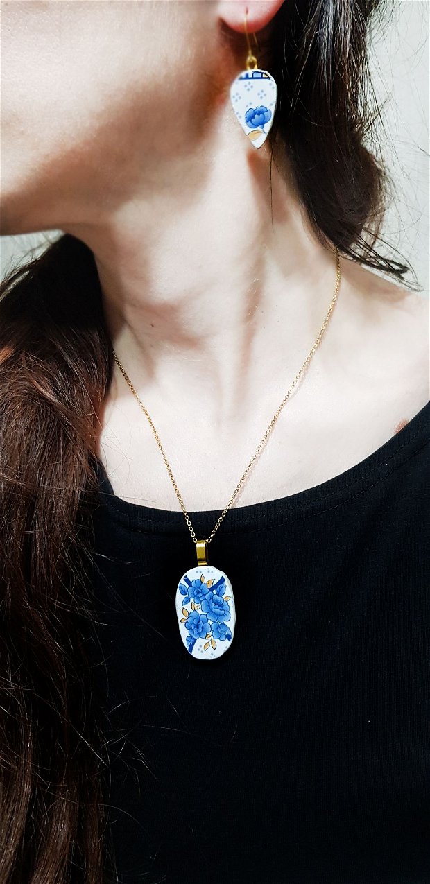 Colier auriu cu pandantiv "Trandafir albastru" dintr-un ciob de portelan