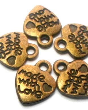 Charm metalic inima cu inima mica MADE WITH LOVE bronz