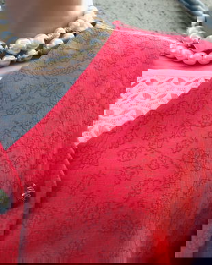 Sacou rosu și bluza cu broderie