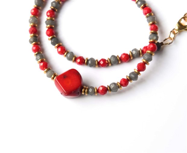 Set de bijuterii  compus din colier, cercei și brățară din jad gri si coral rosu