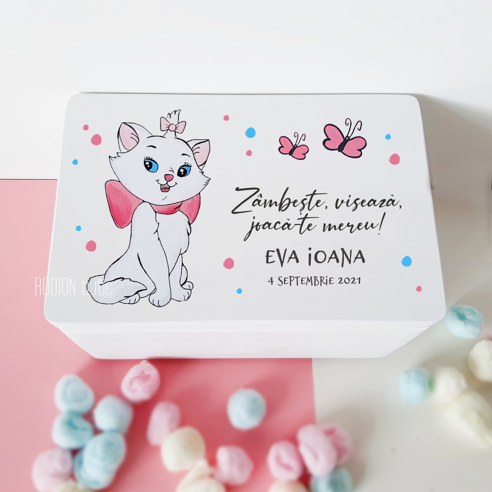 Cufar Marie Pisicile aristocrate pictata manual personalizata cu nume Breslo