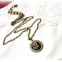 Colier vintage cu doamna de caramel
