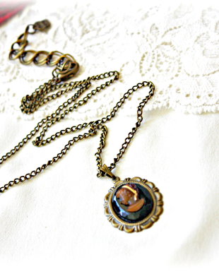 Colier vintage cu doamna de caramel