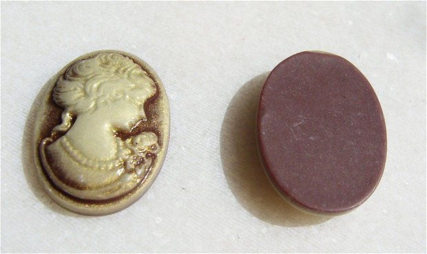 Camee MICA din rasina ovala galben aurie cu baza maron aprox 24x17.5x4 mm