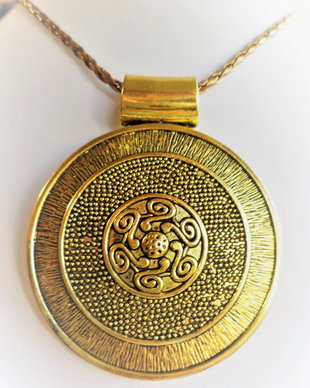 Colier handmade cu pandantiv din zamac aurit supradimensionat