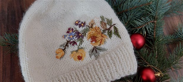Căciulă tricotata crizantema alba