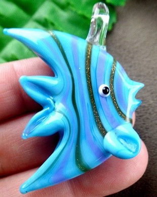 K0660 - (1buc) Pandantiv sticla lampwork, pestisor, 33x40x7mm