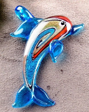 K0658 - (1buc) Pandantiv sticla lampwork, pestisor, 60x40x8mm