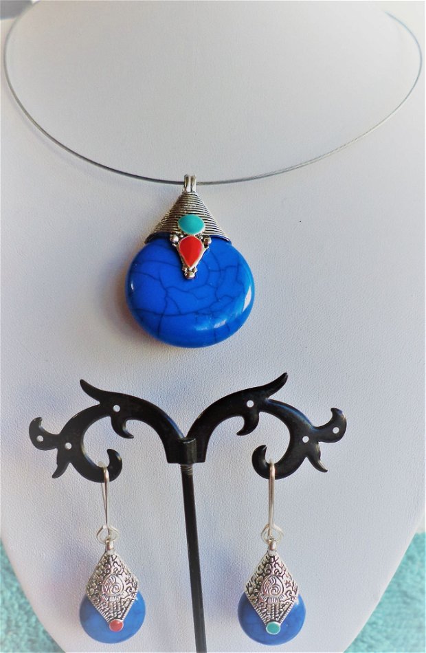 Set bijuterii handmade realizat din alama si rasina naturala montat pe o baza de otel siliconat/bijuterii cu motiv nepalez/bijuterii de culoare albastra