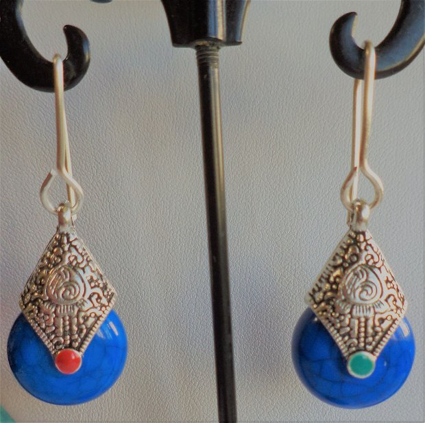 Set bijuterii handmade realizat din alama si rasina naturala montat pe o baza de otel siliconat/bijuterii cu motiv nepalez/bijuterii de culoare albastra
