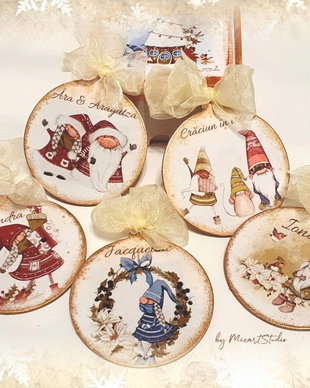 Set 5 decoratiuni din lemn, personalizate, pentru pomul de Craciun, cu gnomi