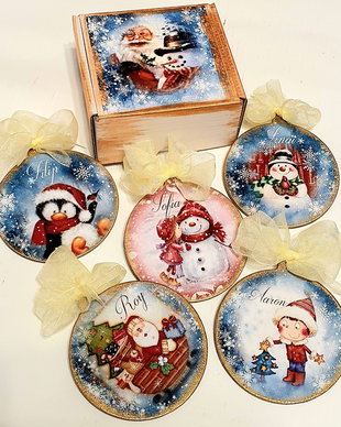 Set 5 decoratiuni din lemn, personalizate, pentru pomul de Craciun