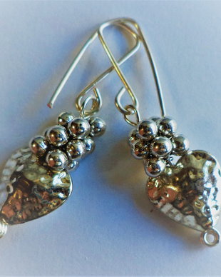 Cercei handmade din sarma si elemente din zamac argintat - silver heart