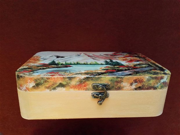 Cutie din lemn cu peisaj de toamnă tarzie