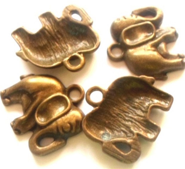 Charm metalic elefant cu ureche in forma de litera O bronz