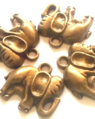 Charm metalic elefant cu ureche in forma de litera O bronz