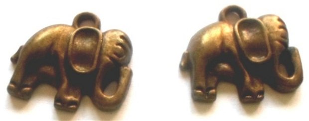 Charm metalic elefant cu ureche in forma de litera O bronz