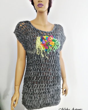 Vesta crosetata accesorizata cu floricele multicolore, impaslite