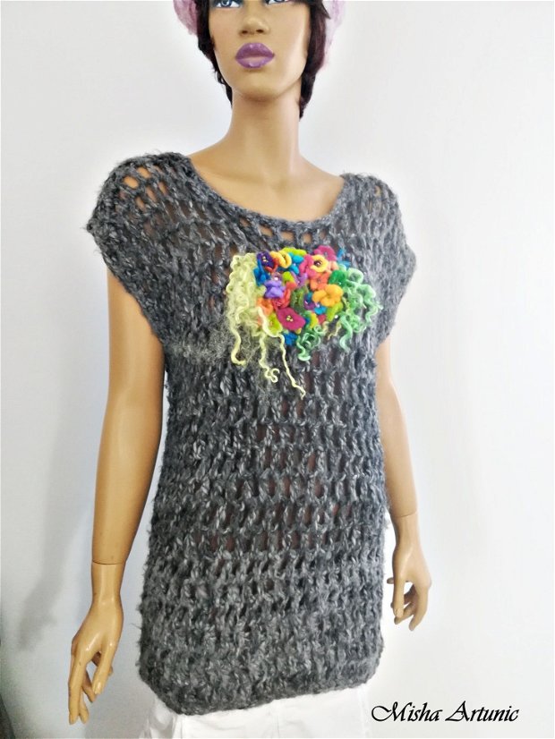 Vesta crosetata accesorizata cu floricele multicolore, impaslite