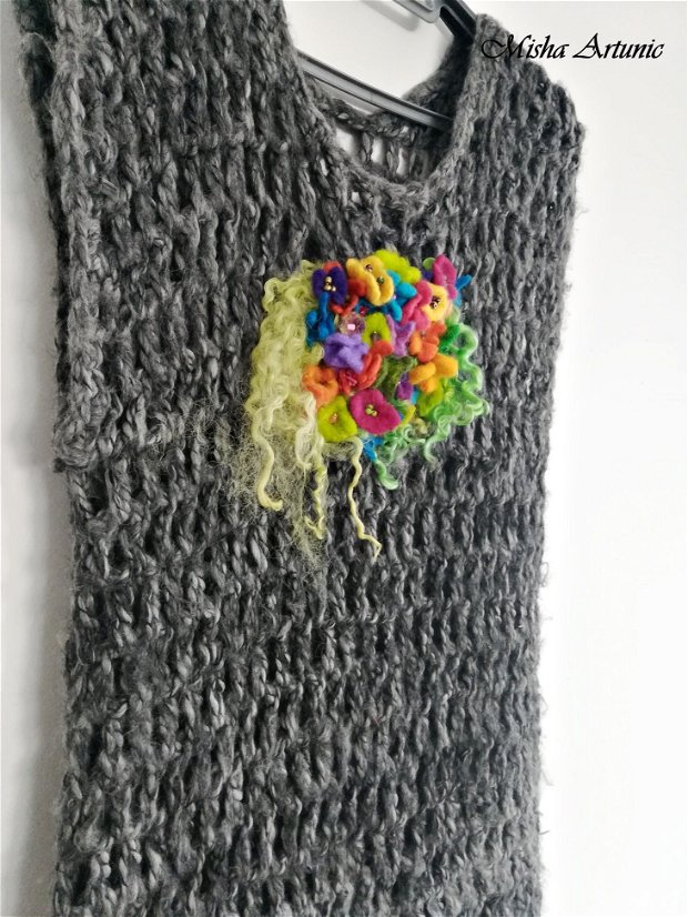 Vesta crosetata accesorizata cu floricele multicolore, impaslite