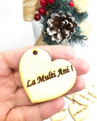 Decoratiune din lemn. Eticheta "La multi ani" din lemn