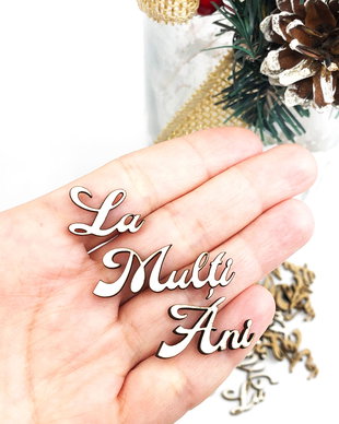 "La multi ani" decupat din placaj