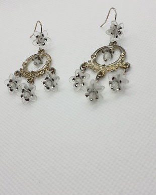 cercei chandelier cu floricele din acril