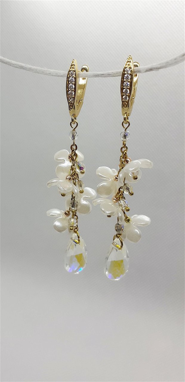cercei eleganți/mireasă, cu floricele - alb sidef spre crem (ivory)