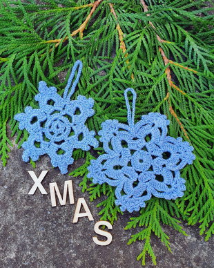 Set 2 fulgi de nea crosetati, ornamente handmade de Craciun