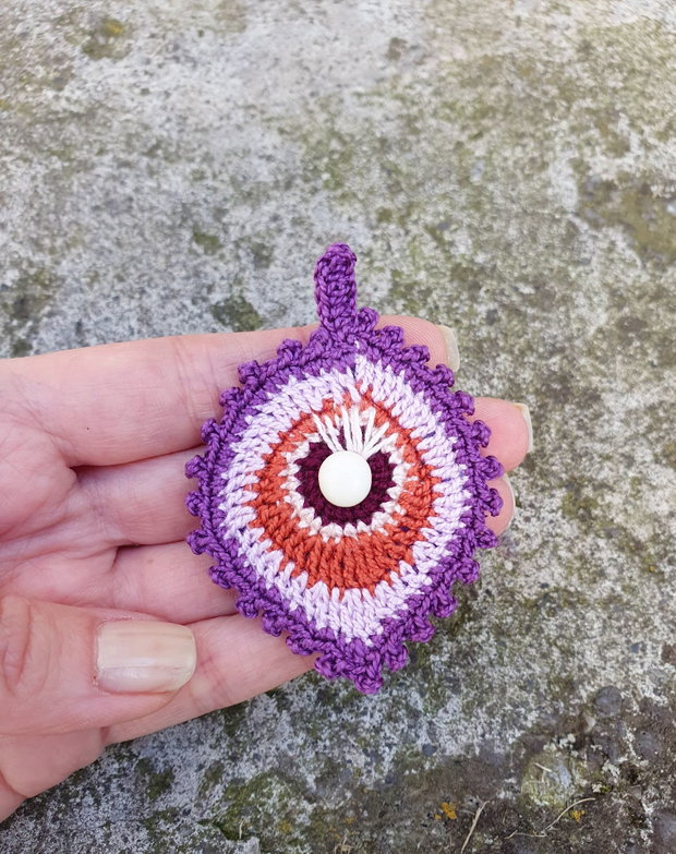 Brosa crosetata, brosa pana de paun, brosa handmade mov, accesorii unicat pentru femei